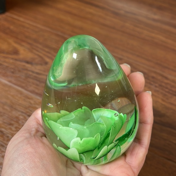 Hand Blown Glass Egg Shaped Paper Weight Green Flower - Picture 8 of 17